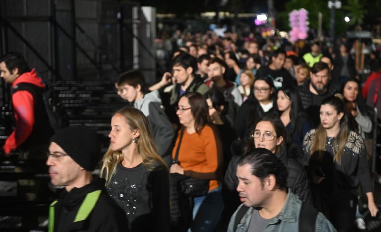 miles-de-personas-llenan-esta-noche-la-rural-durante-la-noche-de-la-feria,-con-entrada-gratis