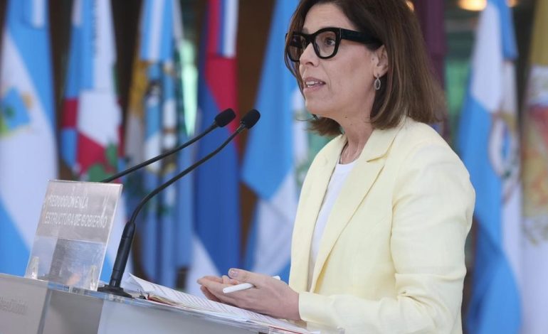 la-definicion-de-laura-alonso-sobre-manuel-adorni:-“no-entiende-nada,-es-un-munequito-de-play-station-“