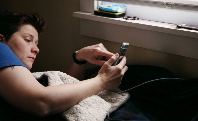 ¿por-que-no-se-deberia-usar-el-celular-como-despertador,-segun-expertos-en-salud?