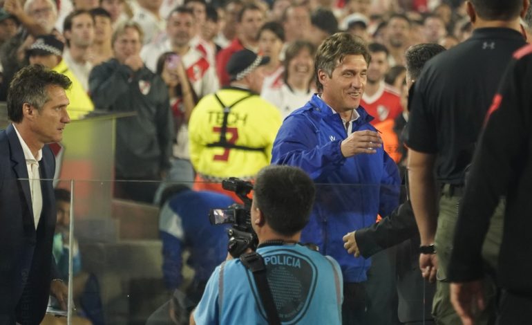 como-fue-el-recibimiento-a-los-barros-schelotto-en-la-cancha-de-river:-silbidos-e-insultos-para-guillermo-y-el-saludo-de-gallardo-con-los-mellizos