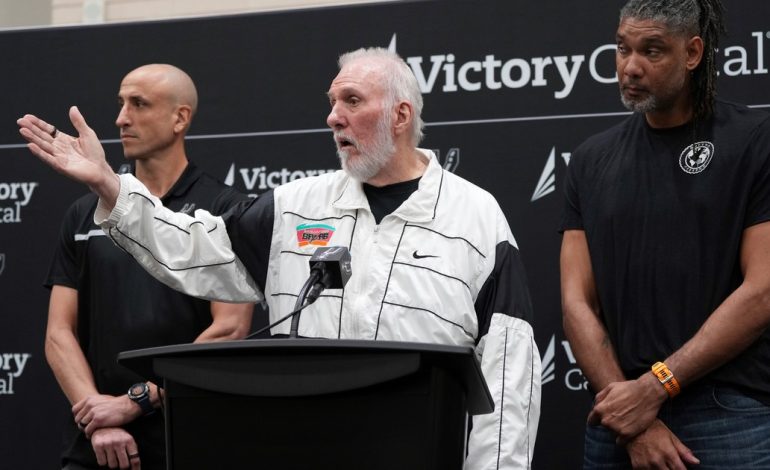 “el-jefe”:-la-divertida-reaparicion-publica-de-gregg-popovich-junto-a-manu-ginobili,-seis-meses-despues-de-sufrir-un-derrame-cerebral