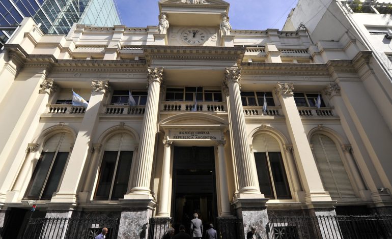 las-dificultades-para-acumular-reservas-y-bajar-el-riesgo-pais-abren-otra-polemica-entre-domingo-cavallo-y-el-gobierno
