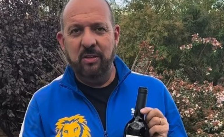 san-luis:-un-diputado-de-lla-hace-campana-sorteando-vinos-y-camisetas-a-cambio-de-votar-el-peor-hecho-de-corrupcion-en-la-provincia