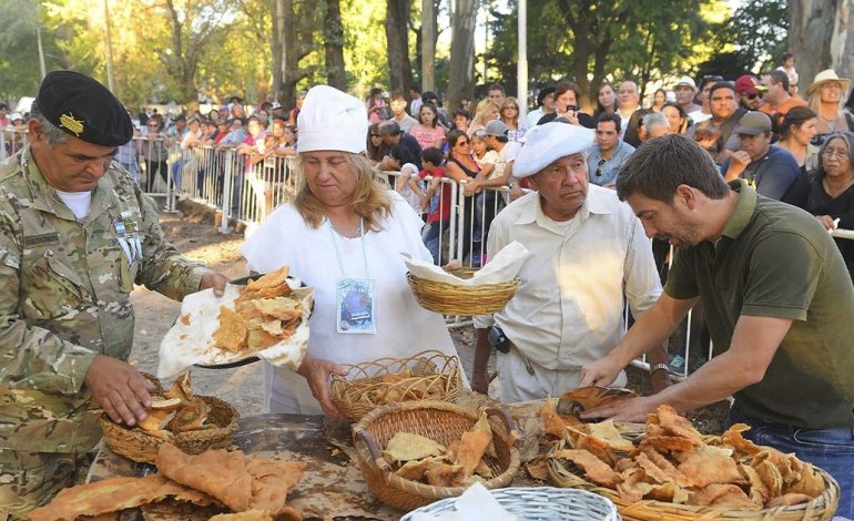 la-torta-frita-mas-grande-del-mundo,-un-sandwich-gigante-y-4.000-empanadas:-escapadas-y-fiestas-tradicionales-para-el-fin-de-semana