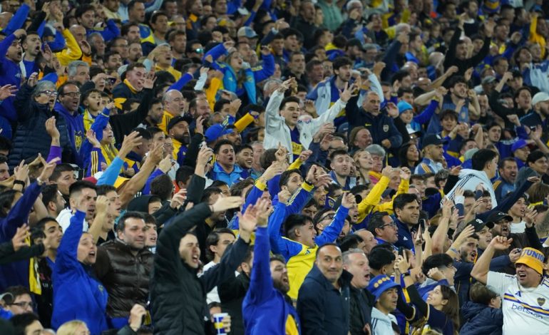 boca-vs-lanus:-la-bombonera-exploto-por-primera-vez-contra-riquelme-e-insulto-a-los-jugadores-y-la-comision-directiva