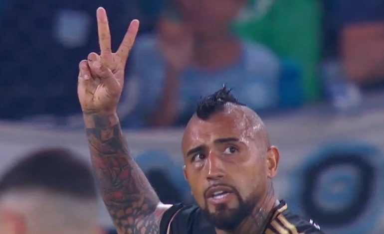 la-insolita-expulsion-de-arturo-vidal:-cargo-a-los-hinchas-de-racing-con-las-copas-america-que-gano-con-chile-y-se-llevo-la-roja-en-la-libertadores