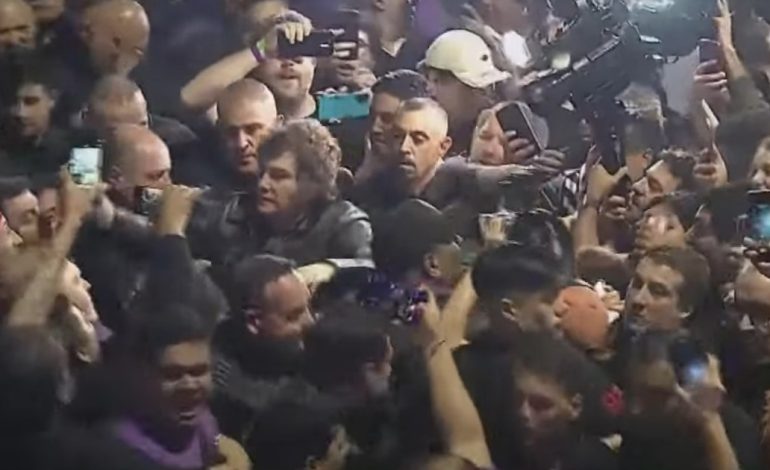 le-robaron-el-celular-a-un-movilero-en-medio-del-acto-de-cierre-de-campana-de-adorni