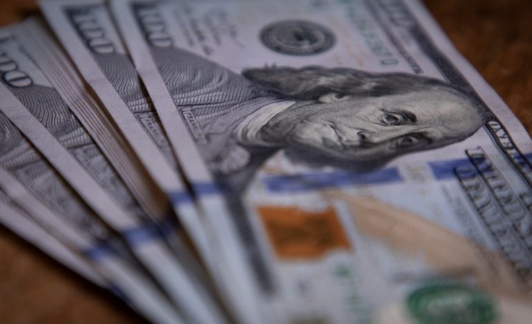 el-dolar-abre-con-leves-subas-mientras-los-bonos-y-las-acciones-se-mueven-al-alza