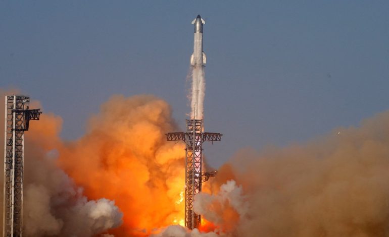 el-cohete-starship-de-spacex-sufrio-un-“desmontaje-imprevisto”-poco-despues-de-su-despegue-y-estallo-por-tercera-vez-consecutiva
