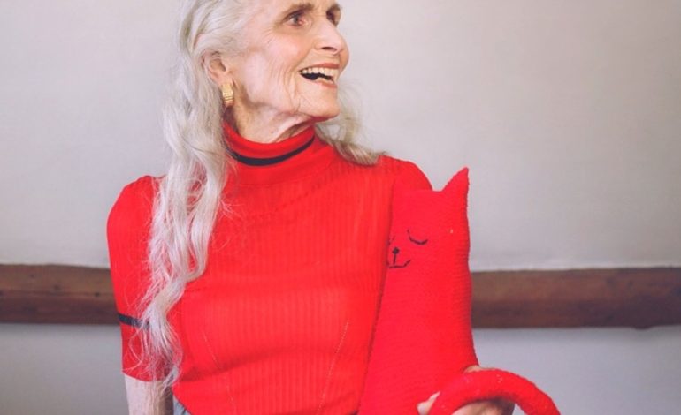 tiene-96-anos-y-un-record-guinness-como-la-modelo-mas-longeva-del-mundo:-casi-no-usa-maquillaje-y-se-rie-de-su-edad