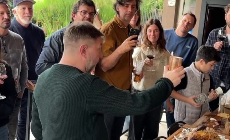 emiliano-pinson,-rumbo-a-espana-para-iniciar-un-tratamiento-experimental-contral-el-parkinson:-su-emotiva-despedida-con-familiares-y-amigos
