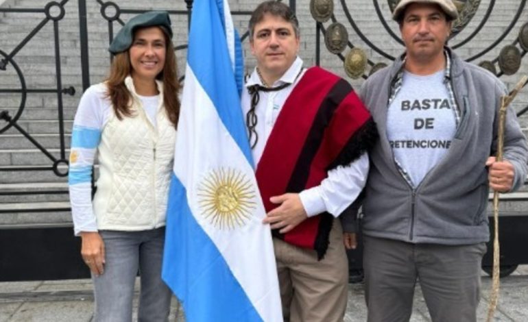 duelo-a-caballo-y-con-rebenques:-el-senador-francisco-paoltroni-se-cruzo-con-un-intendente-peronista-por-la-reeleccion-indefinida-en-formosa