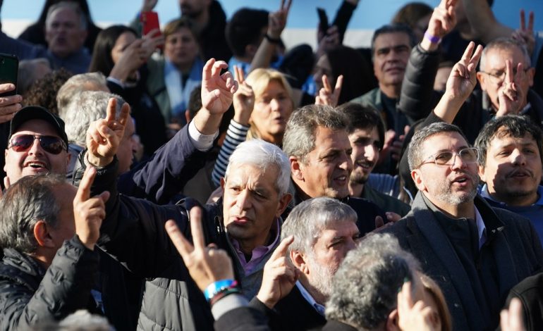 cristina-presa:-uno-por-uno,-los-dirigentes-kirchneristas-que-fueron-a-plaza-de-mayo-para-repudiar-la-detencion-de-la-expresidenta-por-corrupcion
