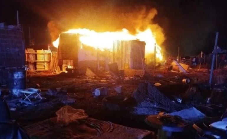 dos-heridos-graves-por-el-incendio-de-un-colectivo-donde-vivia-una-familia-de-9-personas-en-rio-gallegos