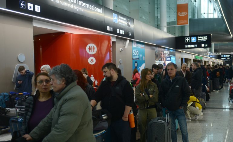 las-vacaciones-de-invierno-profundizaran-la-salida-de-dolares-y-2025-alcanzaria-un-record-historico