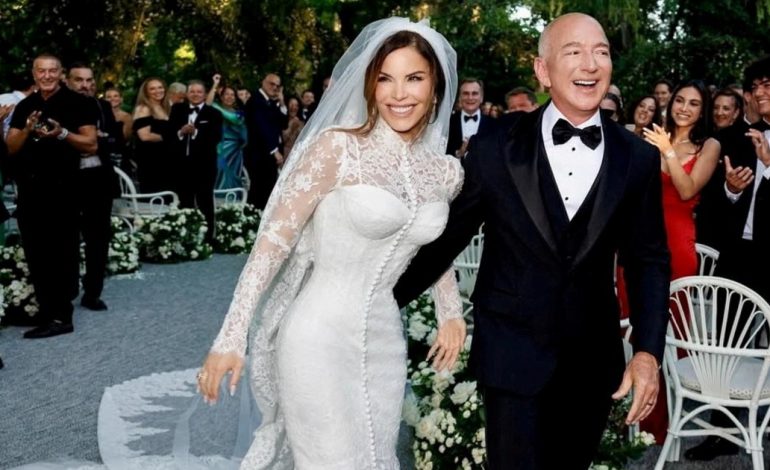 jeff-bezos-y-lauren-sanchez-ya-se-casaron-en-venecia:-el-vestido-de-novia-en-honor-a-una-estrella-de-cine-y-las-900-horas-de-confeccion-a-mano
