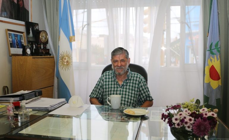 murio-“chinchu”-gasparini,-el-intendente-que-vivio-en-la-calle-con-siete-perros,-cuereo-nutrias-para-comer-y-se-hizo-viral-por-vacunarse-con-una-foto-de-putin