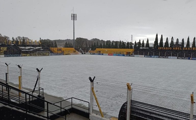 una-severa-tormenta-de-nieve-obligo-a-la-suspension-del-partido-entre-deportivo-madryn-y-quilmes:-la-afa-decidira-cuando-se-jugara
