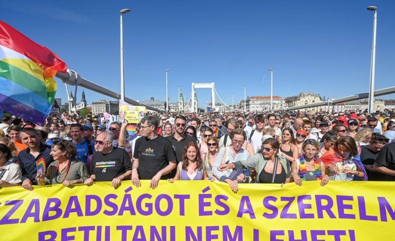 pese-a-la-prohibicion-de-orban,-100-mil-personas-participaron-de-la-marcha-del-orgullo-en-budapest