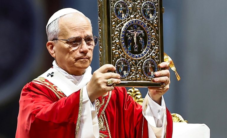 el-papa-leon-xiv-vuelve-a-la-tradicion-y-cambia-a-francisco:-entrego-los-sagrados-palios-de-lana-a-veintinueve-obispos-metropolitanos