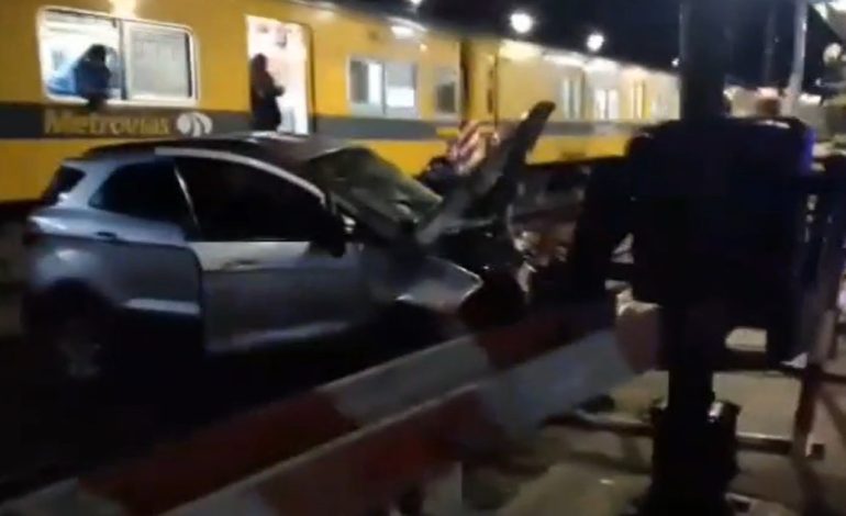 tren-urquiza:-un-hombre-murio-al-ser-arrollado-por-una-formacion-cuando-cruzaba-un-paso-a-nivel-con-su-camioneta