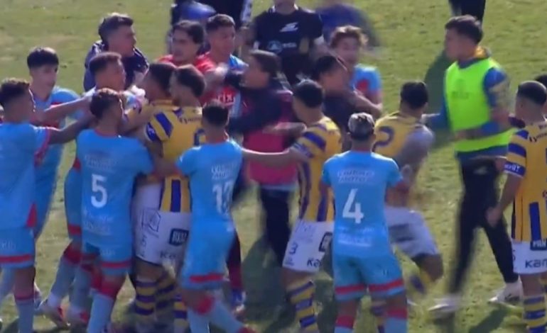 atlanta-vs-arsenal,-el-partido-del-caos:-4-goles,-cinco-expulsados-y-un-hincha-que-se-cayo-de-la-tribuna-en-villa-crespo
