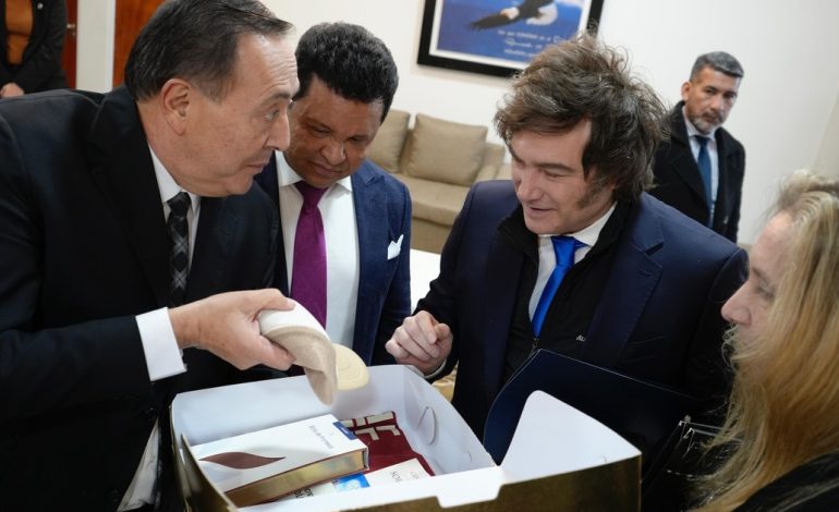 de-convertir-100-mil-pesos-en-100-mil-dolares-a-devolverle-la-vista-a-un-ciego:-los-supuestos-milagros-del-pastor-que-visito-javier-milei