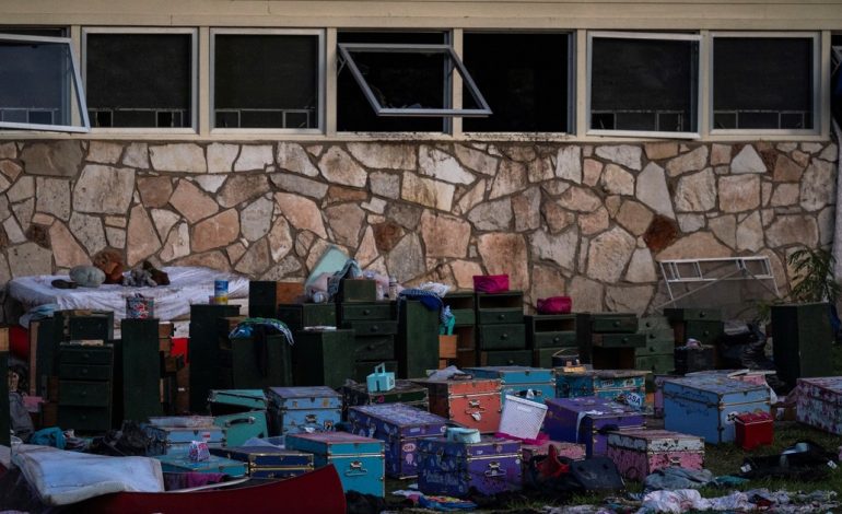 la-dificil-decision-de-dos-cuidadoras-del-campamento-infantil-en-la-inundacion-de-texas:-escribieron-los-nombres-de-las-ninas-en-su-piel