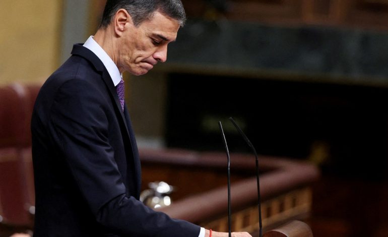 pedro-sanchez-acude-al-congreso-en-medio-del-escandalo-de-corrupcion-en-el-psoe:-“no-pienso-tirar-la-toalla”