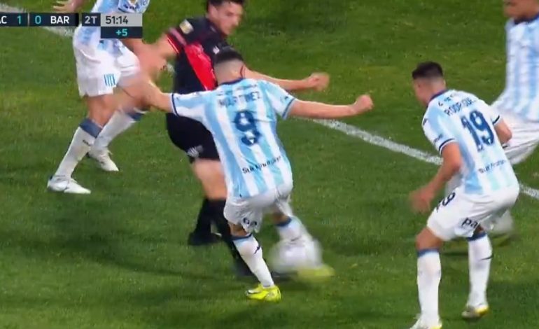 la-jugada-de-la-polemica-en-racing-vs-barracas-central:-la-explicacion-de-lamolina-a-arias-para-justificar-su-decision