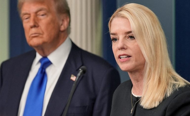 donald-trump-tuvo-que-frenar-una-revuelta-de-influencers-maga-que-piden-la-renuncia-de-su-fiscal-por-el-caso-epstein