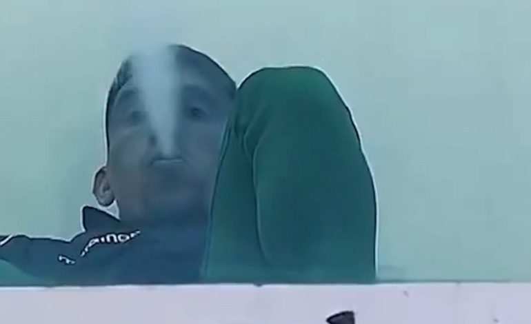Ricardo Centurin en medio de una nueva polmica: las cmaras de TV lo  captaron vapeando mientras jugaba su equipo  Filtro Cero