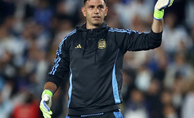 emiliano-dibu-martinez-cumple-33-anos-y-tiene-entre-ceja-y-ceja-otras-dos-marcas-para-agrandar-su-leyenda-en-la-seleccion-argentina