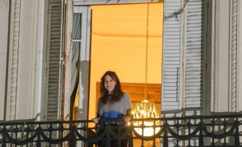 cristina-kirchner-volvio-a-salir-al-balcon-y-saludo-a-los-militantes,-a-tres-anos-del-atentado-en-su-contra