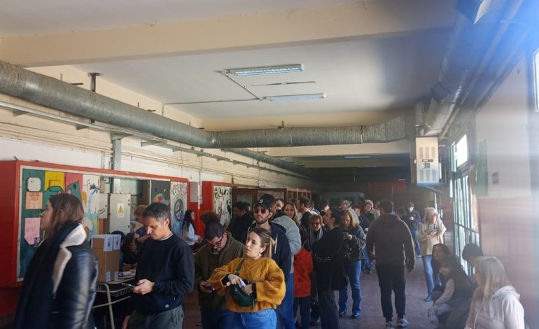 largas-filas-y-esperas-de-media-hora-para-votar-en-el-sur-del-gran-buenos-aires:-el-cambio-de-padron-influyo-en-los-votantes