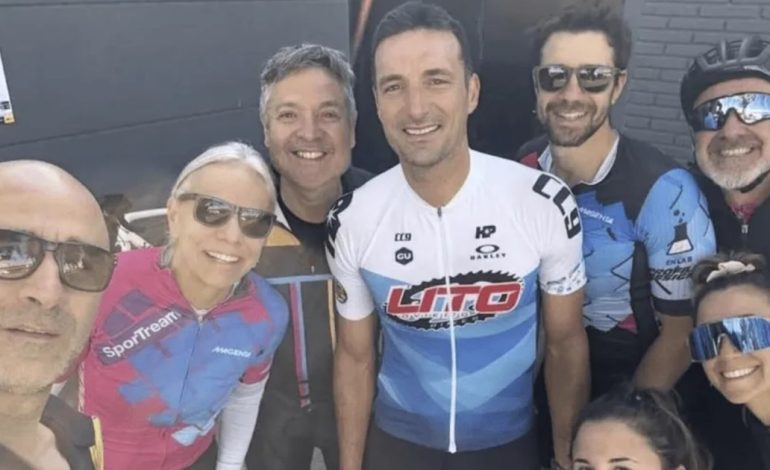 lionel-scaloni-aparecio-con-su-bicicleta-por-nunez-y-genero-una-revolucion-entre-la-gente