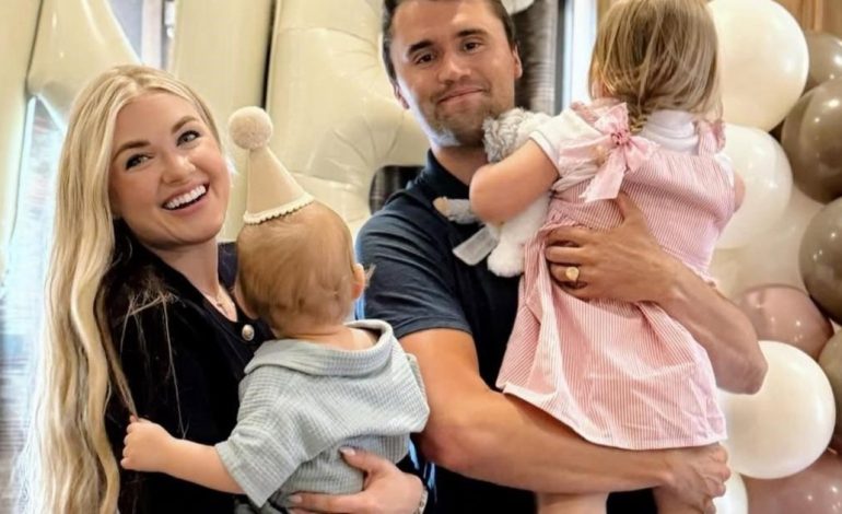 asesinato-de-charlie-kirk:-“¿donde-esta-papa?”,-la-reaccion-de-la-hija-del-activista-al-reencontrarse-con-su-madre