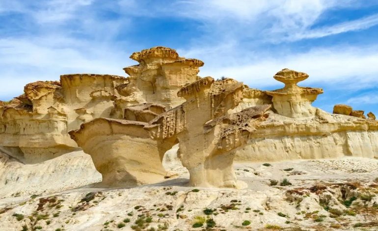 explora-la-playa-de-murcia-que-guarda-esculturas-naturales-del-plioceno