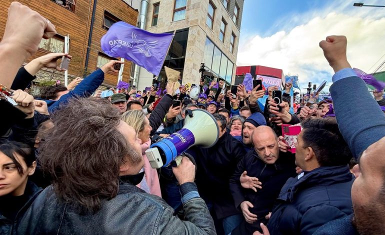 milei-arranco-la-campana-en-ushuaia-pero-tuvo-que-suspender-una-caminata-por-una-protesta-de-la-uom-y-el-kirchnerismo