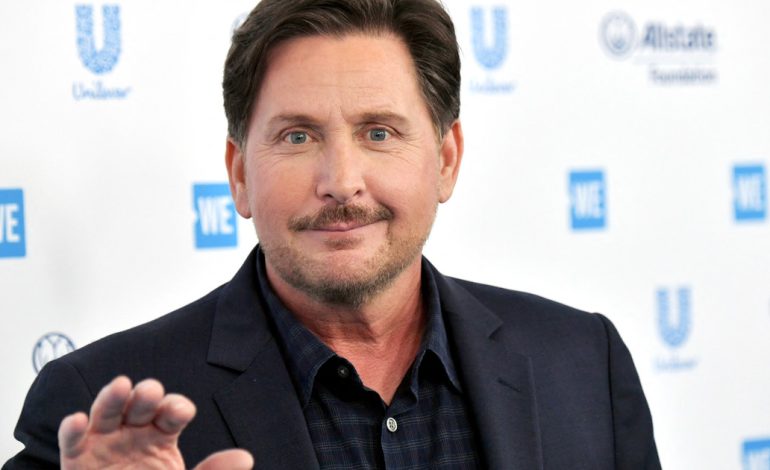 como-esta-hoy-emilio-estevez:-el-actor-de-63-anos-y-hermano-de-charlie-sheen-alergico-a-los-escandalos-que-enamoro-en-“el-club-de-los-cinco”