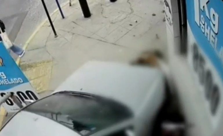 gonzalez-catan:-un-joven-perdio-el-control-del-auto,-se-subio-a-la-vereda-y-atropello-a-dos-nenas
