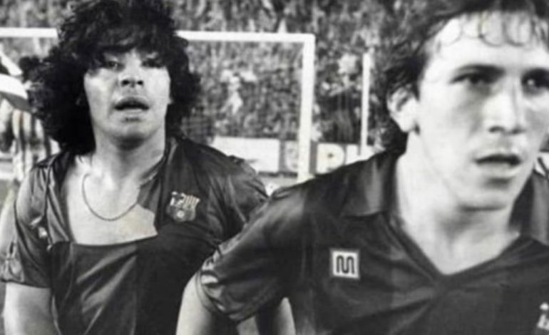 subastan-la-camiseta-rota-del-ultimo-partido-de-maradona-en-barcelona:-una-postal-de-la-loca-batalla-campal-contra-athletic-de-bilbao-en-la-final-de-la-copa-del-rey