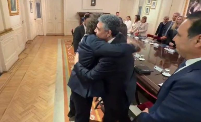 de-ignorarlo-a-fundirse-en-un-abrazo:-el-calido-saludo-de-javier-milei-a-jorge-macri