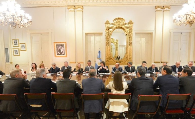 una-recepcion-a-la-medida-de-milei,-con-pocos-reclamos-y-los-gobernadores-compitiendo-para-llevarse-el-mejor-saludo