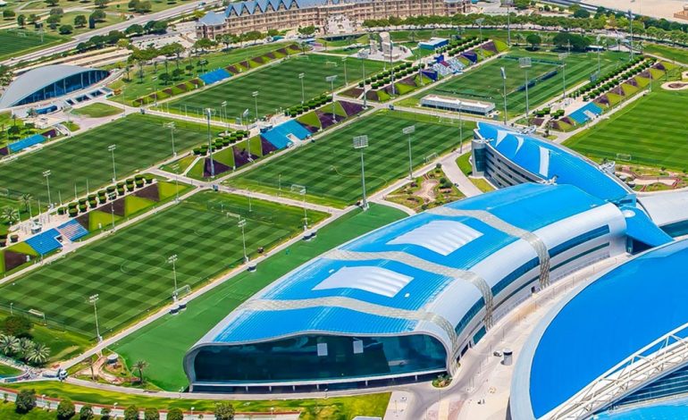 empieza-el-mundial-sub-17-en-qatar:-la-prueba-del-torneo-de-48-equipos-en-ocho-canchas-simultaneas,-donde-messi-y-la-scaloneta-gritaron-campeon