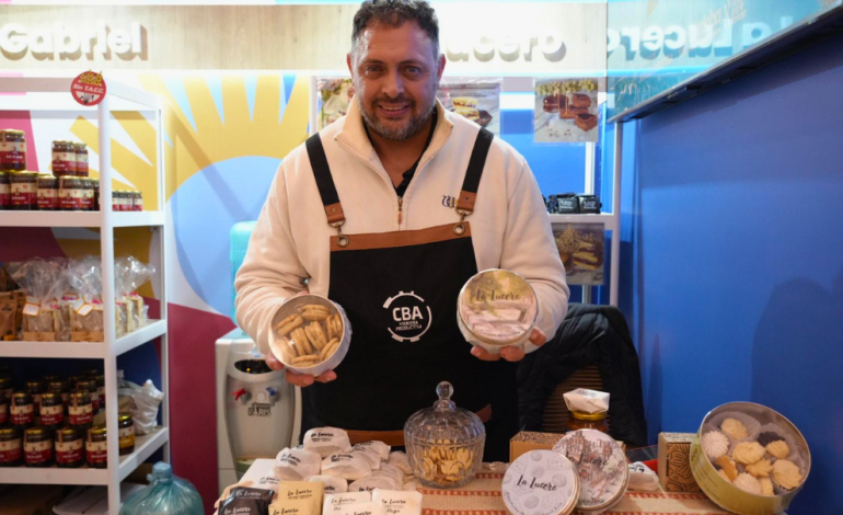  UN EXPOSITOR DEL PROGRAMA «CBA VIDRIERA  PRODUCTIVA», GANADOR EN LA CATEGORÍA DE MEJOR ALFAJOR CORDOBÉS.