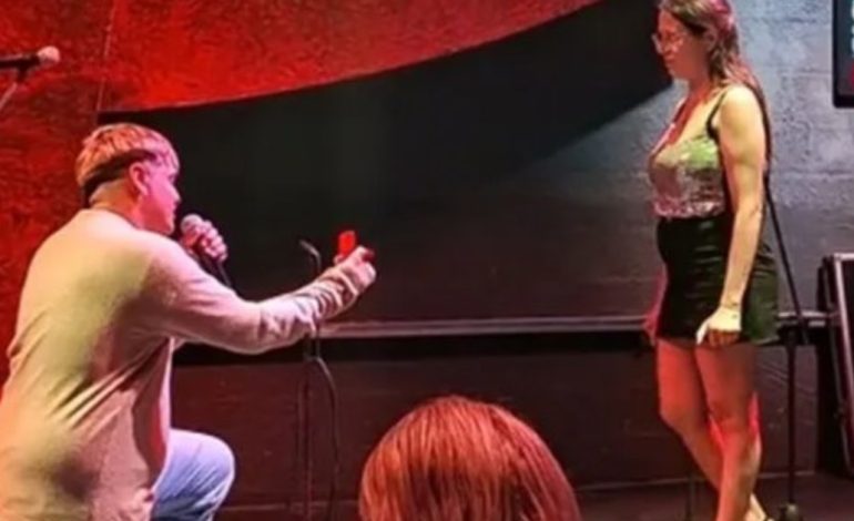 Le propuso matrimonio en pleno show de Daniel Agostini y la respuesta asombró a todos