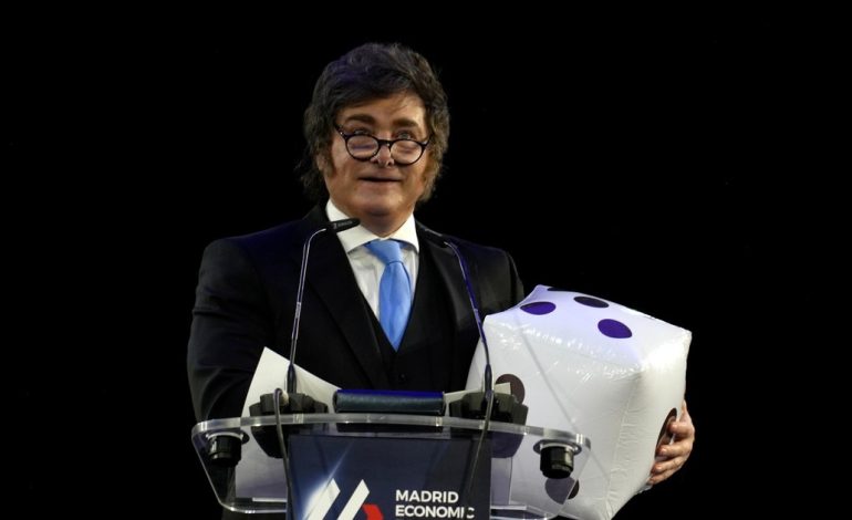 mientras-en-su-circulo-buscan-reparar-los-danos-por-el-caso-adorni,-milei-vuelve-a-espana-en-una-visita-privada