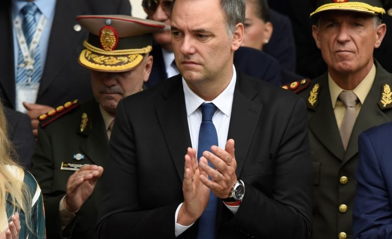 El Gobierno también correría a Manuel Adorni del directorio de YPF