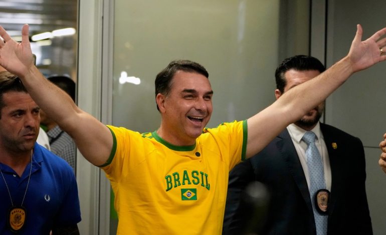 El hijo de Bolsonaro comparte un acto con Milei en Buenos Aires y se reaviva la interna con Lula